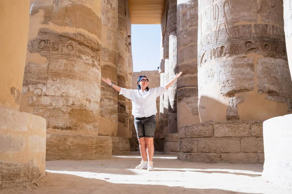 vecteezy woman traveler explores the ruins of the ancient karnak 38586210